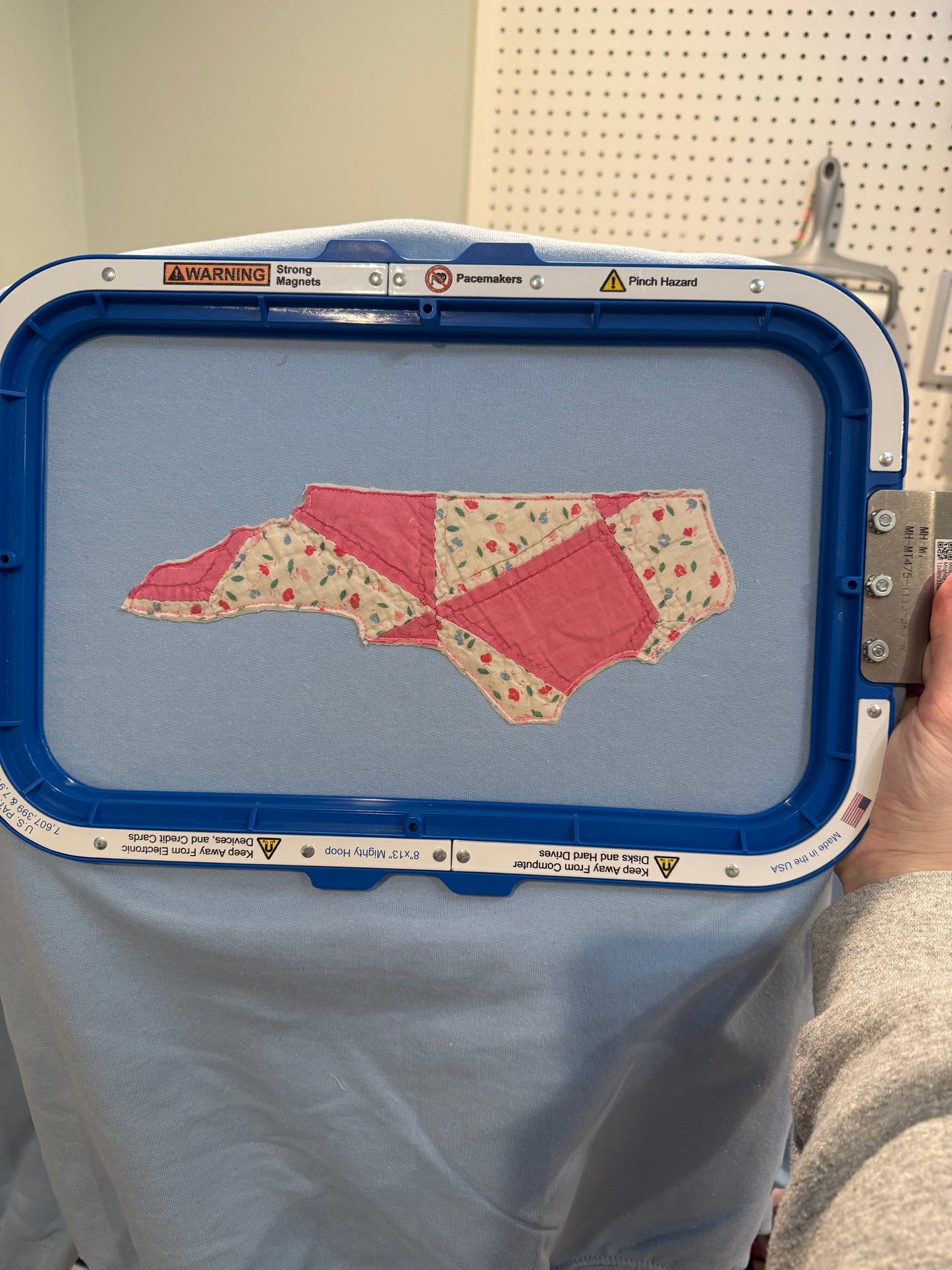 State appliqué sweatshirt