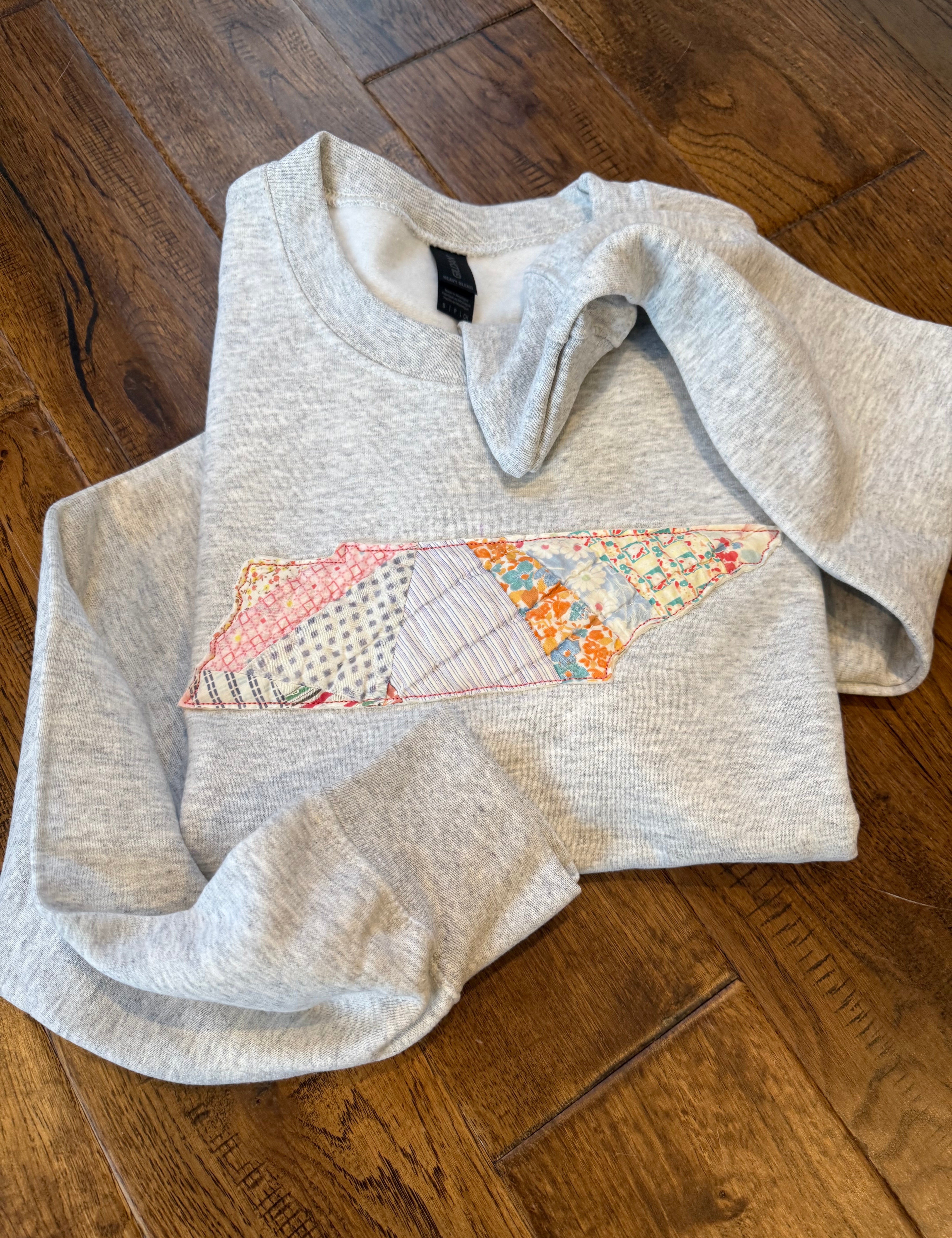 State appliqué sweatshirt