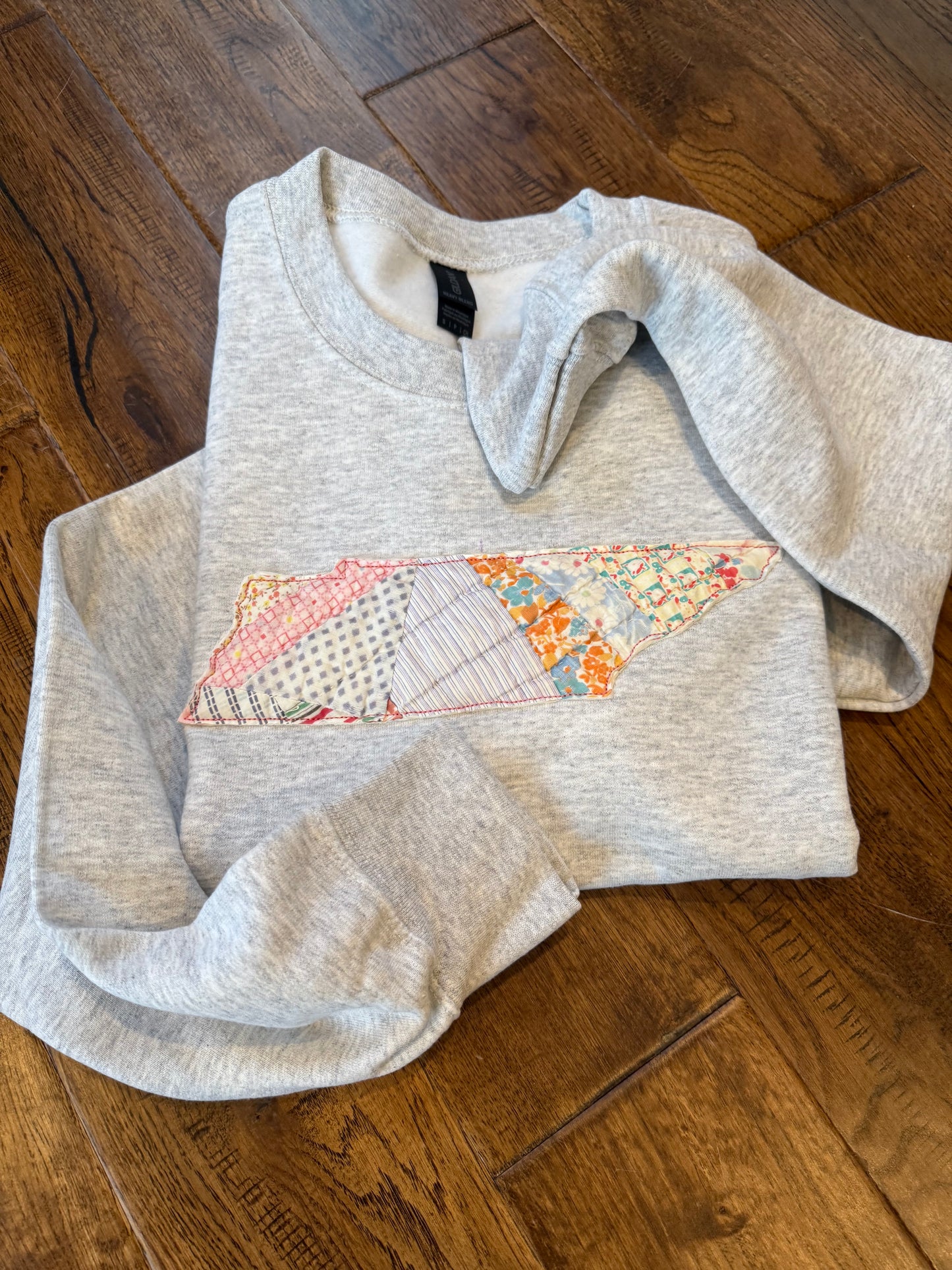 State appliqué sweatshirt